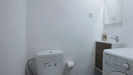 Rooms in Barcelona Ciutat Vella - photo 8