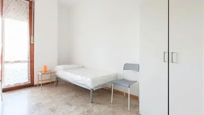 Room for rent in Milano Zona 8 - Fiera, Gallaratese, Quarto Oggiaro, Milan