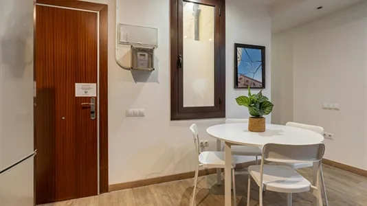 Rooms in Barcelona Ciutat Vella - photo 8