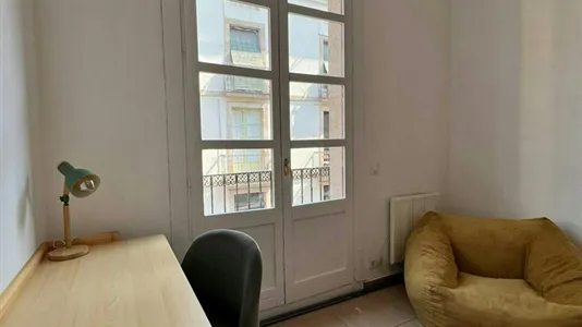 Rooms in Barcelona Ciutat Vella - photo 3