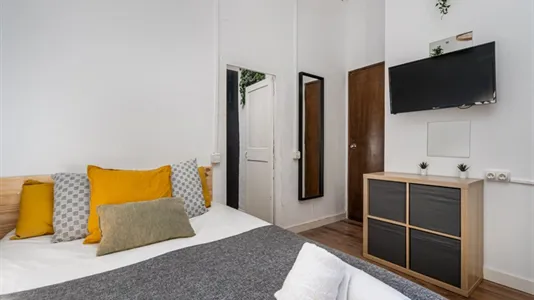 Rooms in Barcelona Ciutat Vella - photo 4