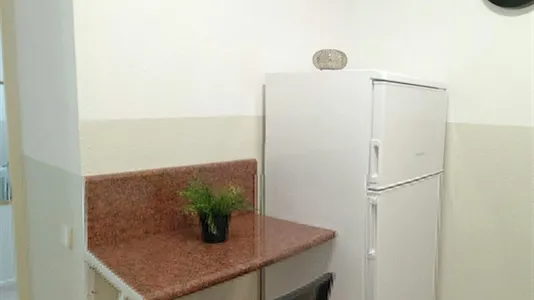 Rooms in Barcelona Ciutat Vella - photo 9