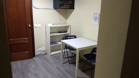 Rooms in Barcelona Ciutat Vella - photo 9