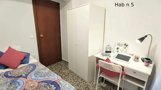 Rooms in Moncada - photo 1