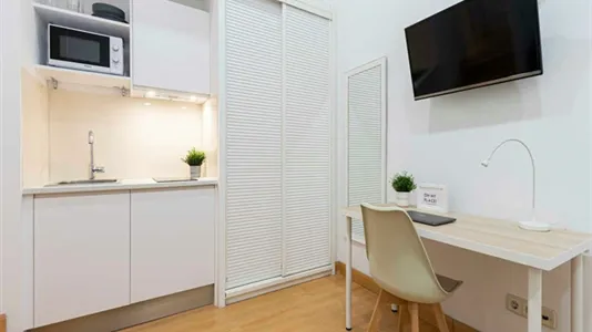 Rooms in Madrid Centro - photo 9