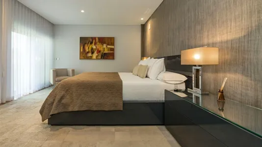 Houses in Almada - photo 10