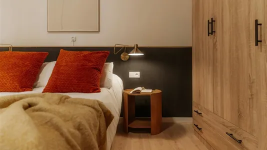 Rooms in Barcelona Ciutat Vella - photo 8