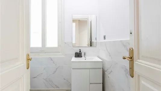 Rooms in Barcelona Ciutat Vella - photo 7