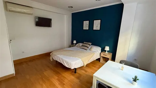 Rooms in Almería - photo 3