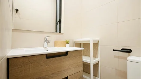 Rooms in Barcelona Ciutat Vella - photo 9