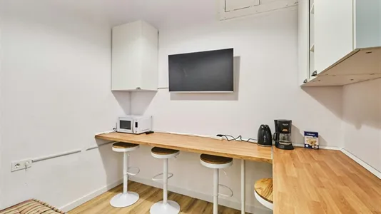 Rooms in Barcelona Ciutat Vella - photo 8