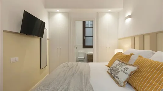 Rooms in Barcelona Ciutat Vella - photo 2